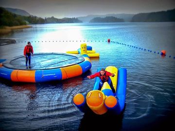Su atlama trambolin ve su testeresi su parkı için oyuncaklar havaya uçurmak