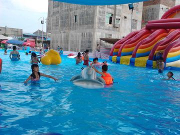 Yüzen Oyuncaklar ile Ticari Metal Çerçeve Havuz Kırmızı Su Kaydırağı Havuzu
