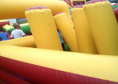 Macera engel kursu, saldırı kursu bouncy kaleler / şişme engel kursu