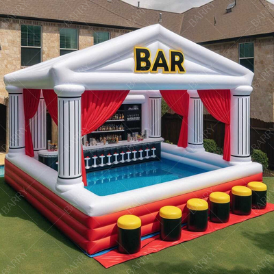 Arka bahçede yüzen şişme su havuzu bar ile yüzme havuzu yetişkinler ve çocuklar için şişme havuz bar parti oyunu spor