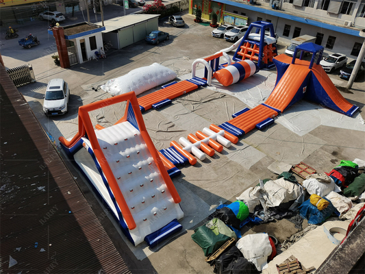 Şişme yüzen su parkı Özel tasarım ve su geçirmez özellikler Hava üfleyicisi aksesuarları dahil